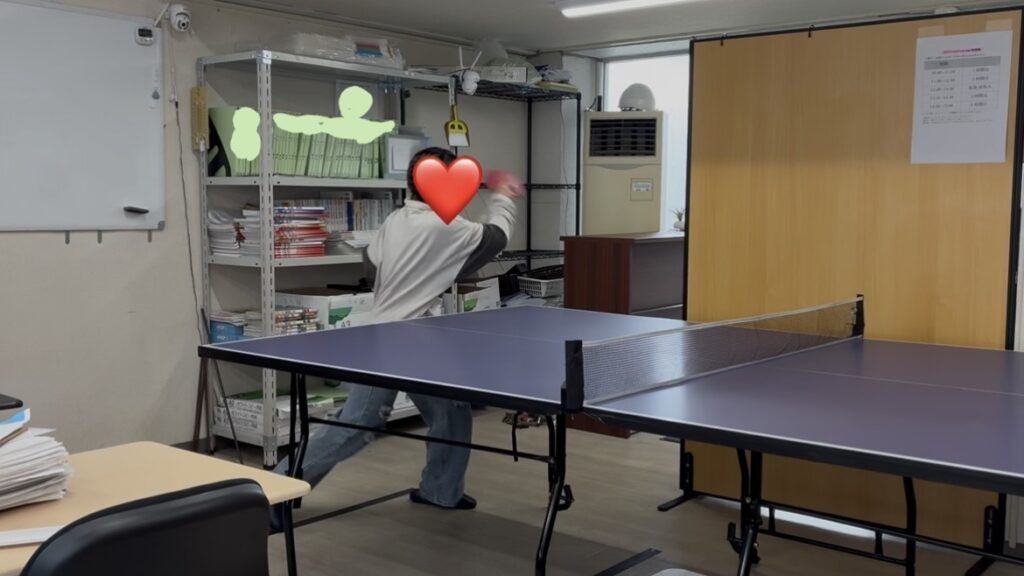 フリースクールで勉強の休憩に卓球をしている様子